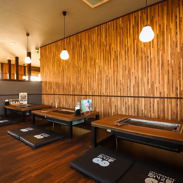 足を伸ばしてゆったりくつろげる掘りごたつ席は、家族や友人との集まり、宴会にぴったり。広々とした空間で周囲を気にせず食事を楽しめるので、長時間の宴会でも快適です。大人数でも利用できる席配置で、60名以上の貸切相談にも対応可能。温かみのある和の雰囲気の中、みんなでワイワイ盛り上がれる特別な空間です。