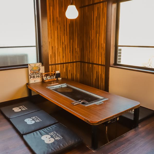熱々の料理を囲める鉄板付き掘りごたつ席は、宴会や打ち上げにぴったり！ジュワッと焼ける音と香ばしい香りに食欲も盛り上がり、出来たての美味しさをみんなでシェアできます。家族や友人、職場の仲間とワイワイ囲めば、会話も弾む楽しさ満点の空間。大人数でも盛り上がれる特別な席です。