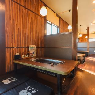 【4名様掘りごたつ席】全21席の4名様掘りごたつ席は、家族や友人との少人数利用から、大人数の宴会まで対応可能。席を結合すればグループでの集まりや打ち上げにもぴったりです。足を伸ばしてゆったりくつろぎながら、鉄板で熱々の料理を囲み、できたての美味しさをみんなでシェアできます。