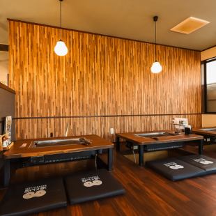 【貸切も承っております】60名以上での貸切も相談可能!会社の宴会や打ち上げ、友人同士の大人数の集まりまで、さまざまなシーンに対応できます。広々とした掘りごたつ席で、熱々の料理を囲みながらワイワイ楽しめる空間。貸切なら、周りを気にせず思い切り盛り上がれる特別な時間をお過ごしいただけます。