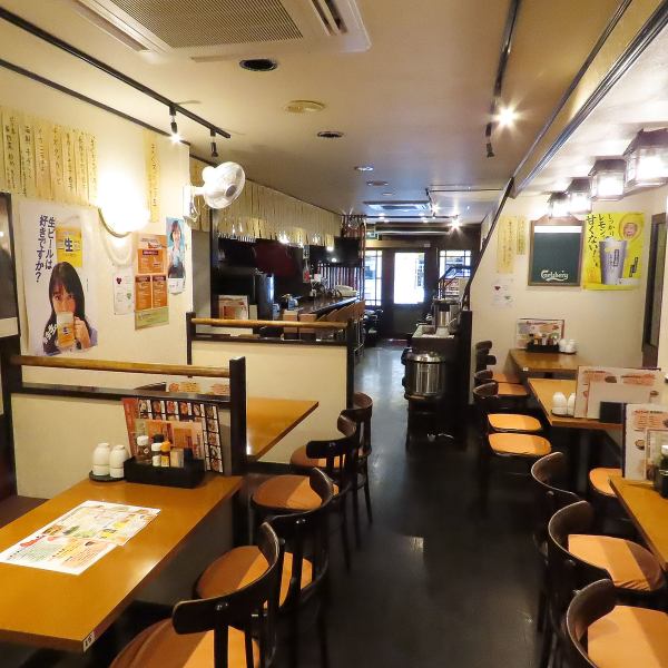どこか懐かしい雰囲気と気取らない居心地の良さが魅力の大衆系居酒屋。木目調の温かみある内装に、活気ある店内はまさに“ふらっと立ち寄れる一軒”。看板の「ふくぶたや」の名にふさわしく、気軽な飲みからしっかりご飯まで楽しめる一軒です。初めてでも気負わず入れる空気感が、常連にも人気の理由。