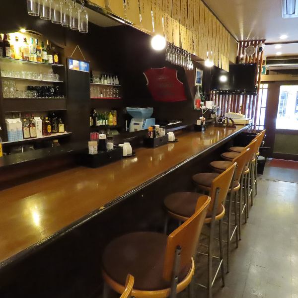 カウンター8席・テーブル席中心の店内は、仕事帰りのサラリーマンにぴったりのレイアウト。2名や4名で座れるちょうど良いサイズ感で、仲間と気軽に一杯飲みたい時に最適です。店内には程よい賑わいがあり、会話もしやすい落ち着いた空間。一人飲みにも対応しており、気楽に通える場所として、日常使いにおすすめです。