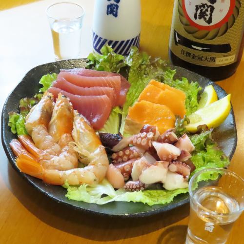 Freshness shines through! Assorted sashimi