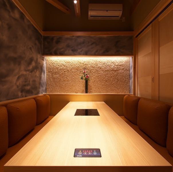 A private room with sofa seats for up to 6 people [3-1, 3-chome].Uses a warm light brown sheet.The cushions on your back are comfortable and you can stretch your legs as much as you want, so you can relax.