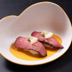 Roast beef nigiri (2 pieces)