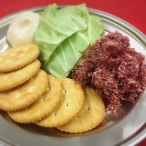 Corned beef with mayonnaise (with Ritz and diced cabbage)