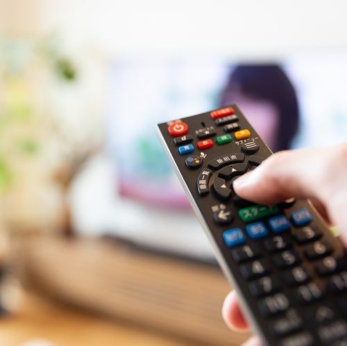 <p>店内には3台のテレビを設置！みんなでスポーツ観戦でひと盛り上がり！！なんてことも。また、お外の席にもモニターを設置。あなたの好きだったアーティストの映像が流れてるかも！？</p>