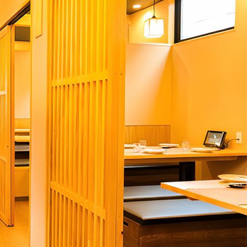 <p>テーブル席もゆったり寛げる余裕があるソファー席もご用意！少人数での会社宴会やデート・女子会などにおススメです♪</p>