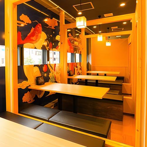 A large izakaya with 90 seats in total and private rooms available!