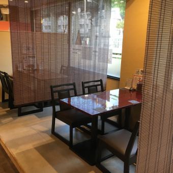 3 tables for 4 people are available.Although it is one step higher, it is a table seat where you can sit with your shoes on.You can use it as a semi-private room.