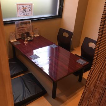 3 tables for 4 people are available.You can use it as a semi-private room.