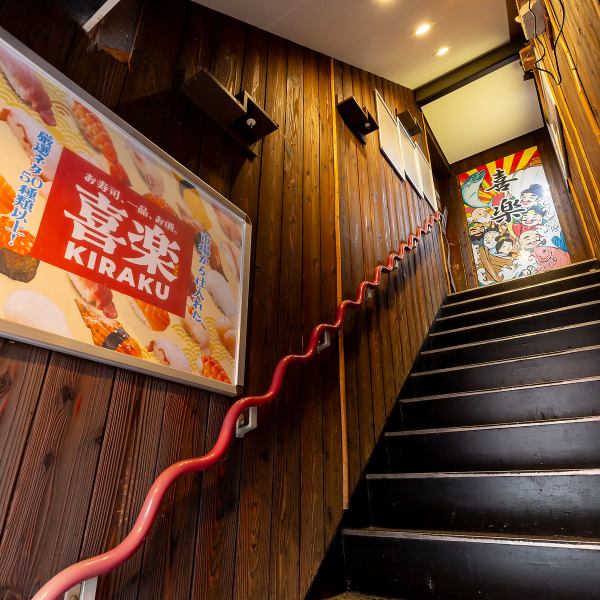 階段を上がるとすぐ入口があります！分かりやすい場所なので初めての方も安心。扉を開ければ落ち着いた店内が広がり、美味しい料理とお酒をご用意してお待ちしています。