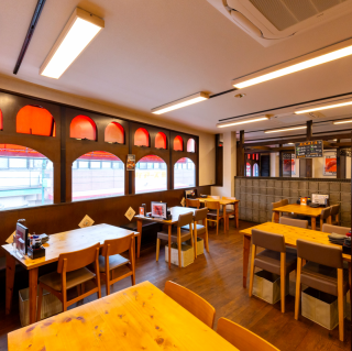 テーブル席をご用意しており、気軽なお食事から友人同士の集まりまで幅広くご利用いただけます。ゆったりとした配置で、落ち着いて会話やお料理を楽しめるのも魅力。お一人様から複数名まで対応でき、さまざまなシーンに使いやすい空間です。