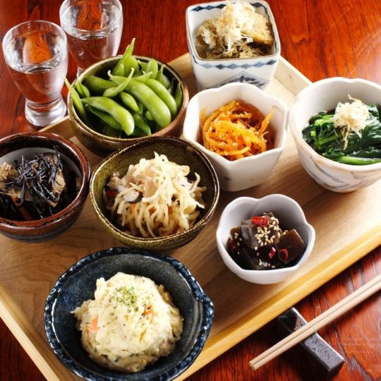 [Enjoying seasonal ingredients] Small bowls that change with the seasons "Various obanzai"