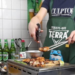 【ご友人、ご家族、同僚と】ゆったりお座りいただけるテーブル席！本場韓国を再現した空間でお楽しみください♪48席の広々とした店内なので、宴会にも◎