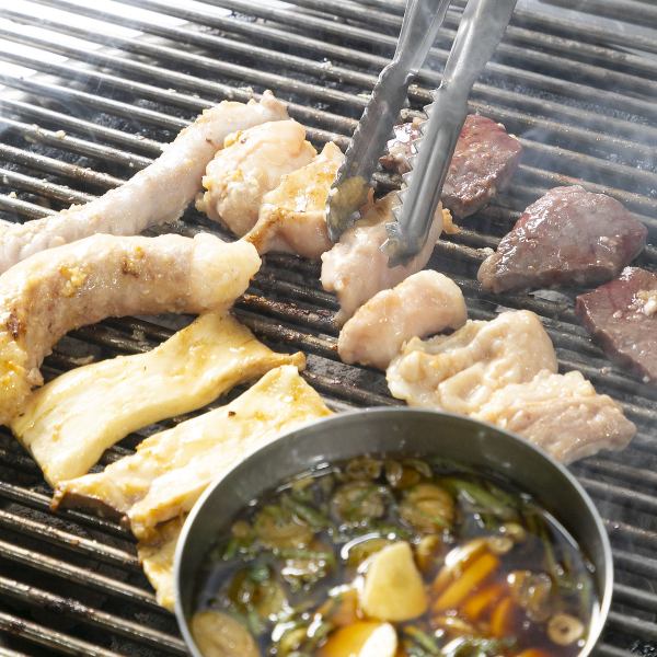 人気メニュー【牛ホルモン塩焼き】 特製のニンニクダレで◎シンプルな塩で◎