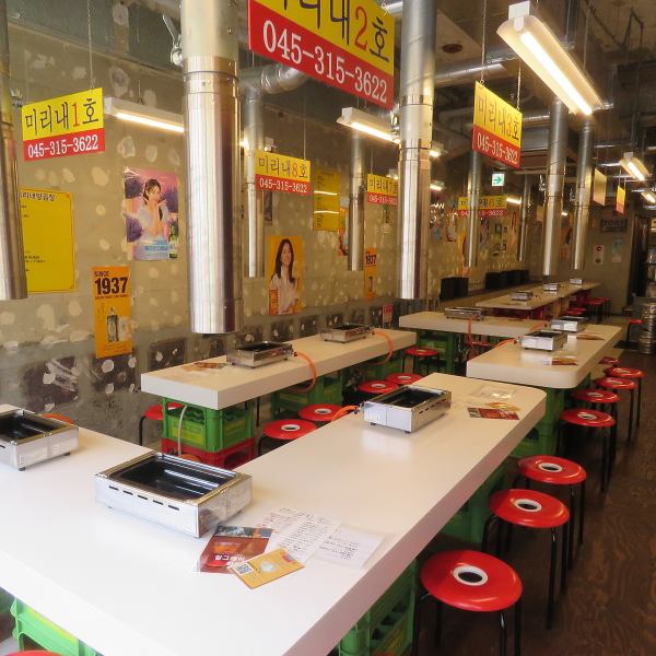 【広々とした店内で本場釜山を体験してください♪】各テーブルに焼き台が設置されており、それぞれスタッフがついて目の前で完成までお料理を作らせていただきます♪気さくなスタッフとの会話もミリネヤンコプチャンに来る楽しみのひとつ!美味しさをシェアしながら楽しめる本場韓国スタイル焼肉を満喫してください♪