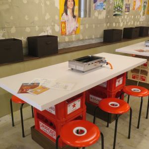 【與親朋好友、同事共進晚餐】在餐桌旁放鬆身心！享受重現正宗韓國氛圍的空間。寬敞的餐廳設有48個座位，非常適合舉辦派對。