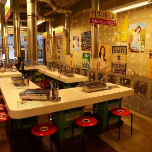 【カウンター】スタッフが目の前で調理するスタイルの韓国焼肉★初めての方も、大人数でも、おひとり様でも、実はカウンター席はおすすめ！！！K-POPが流れる空間。横浜BUNTAI・横浜スタジアム・ぴあアリーナMMでのイベント帰りに韓国気分で一杯も♪