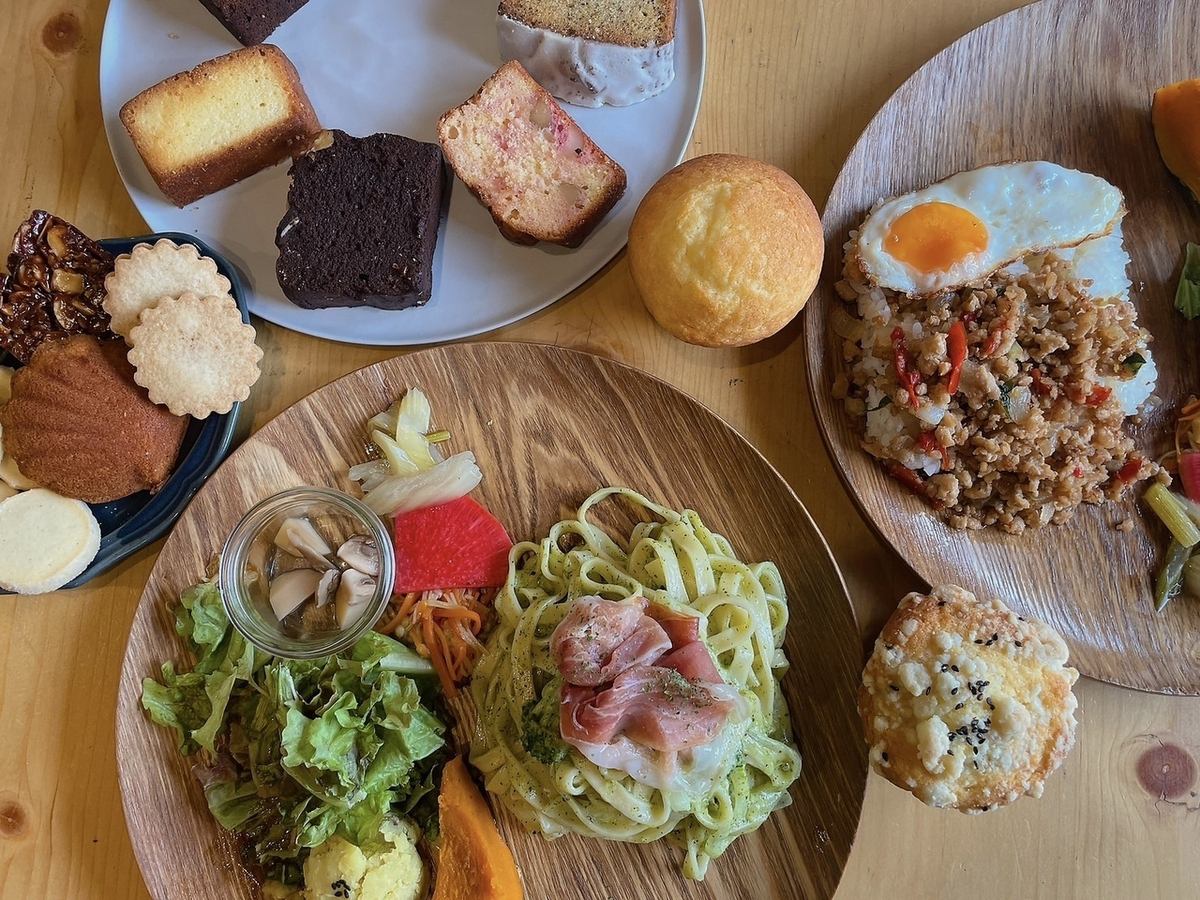 北海道産100％こだわりの焼菓子と料理、広々空間