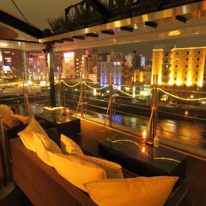 [5楼]露台上的成人约会，可欣赏夜景的壮观景色。从各种各样的鸡尾酒到香槟和葡萄酒。