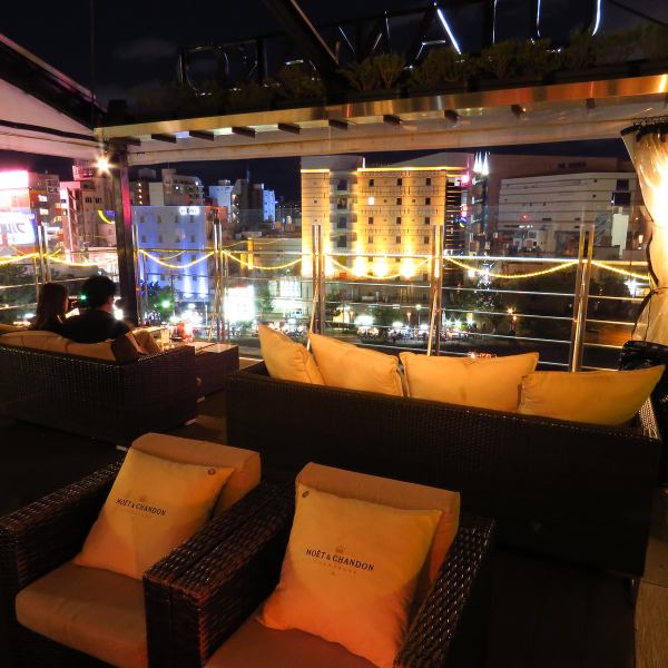 [Terrace] The night view of Nakasu as far as the eye can see.It is a very popular seat.Please make a reservation as soon as possible.The terrace seats can accommodate up to 25 people for a banquet! Enjoy a wonderful banquet or girls-only gathering with a beautiful night view.