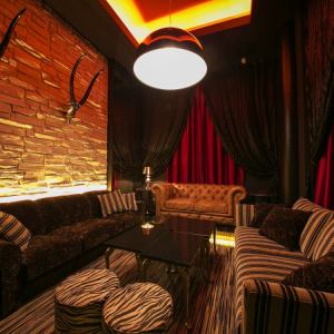 [私人房间]贵宾室配有华丽的蓬松沙发。娱乐和成人聚会的热门空间！