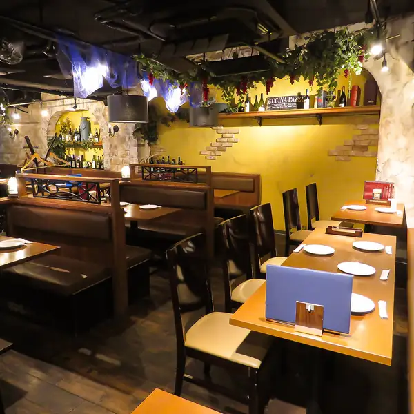 【貸切や団体様も大歓迎！最大70名様】広々とした店内は最大70名様までご利用可能！地下のワンフロアなので、周りを気にせず自分たちだけの空間をお楽しみいただけます♪パーティにぴったりな飲み放題付きのコースも各種ご用意。お洒落な空間と美味しいお料理をお楽しみください！