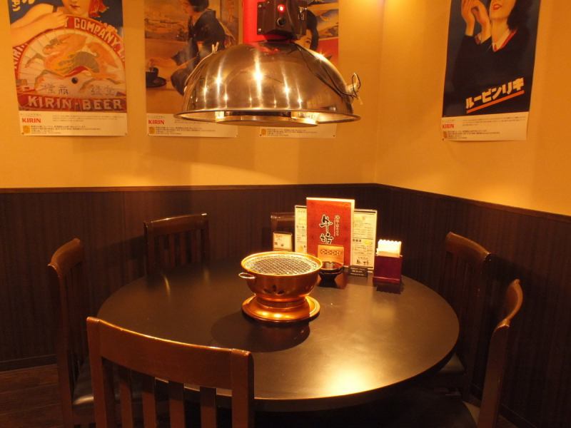 円卓テーブルが珍しい☆家族・カップルみんなの距離が近づきます♪ワイワイ食事を楽しもう！