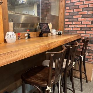 お一人様でも気軽に楽しめるカウンター席。お仕事終わりのサク飲みにも◎