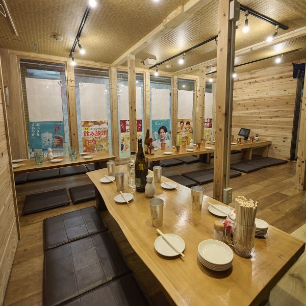 【大型包房】我们还设有适合举办大中型宴会的大型榻榻米包房。最多可容纳 30 人。对于有孩子的家庭来说,这里空间宽敞且安全。