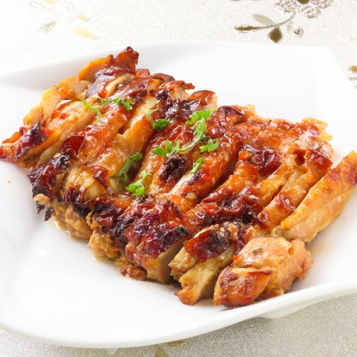 ジューシーで香り豊か！当店自慢のローズマリーチキンをご堪能あれ