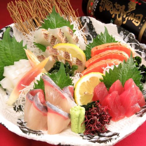 Exquisite sashimi served from the fish tank!!