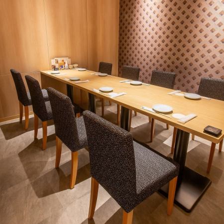 大型宴会も当店にお任せ下さい！雰囲気の良い個室のお席ですので様々なシーンにも満足いただけること間違いなしです。大人数でのご宴会の際の幹事様にも嬉しいお得にご宴会が楽しめるクーポンも各種ご用意しておりますのでお客様の利用シーンに応じて是非ご活用ください。