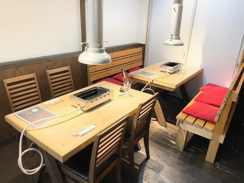 テーブル席は4名様掛けテーブルを5卓ご用意しております。大人数でのご宴会も大歓迎です！もちろん少人数での女子会やお誕生日、記念日のお祝いなどでも是非ご利用ください♪