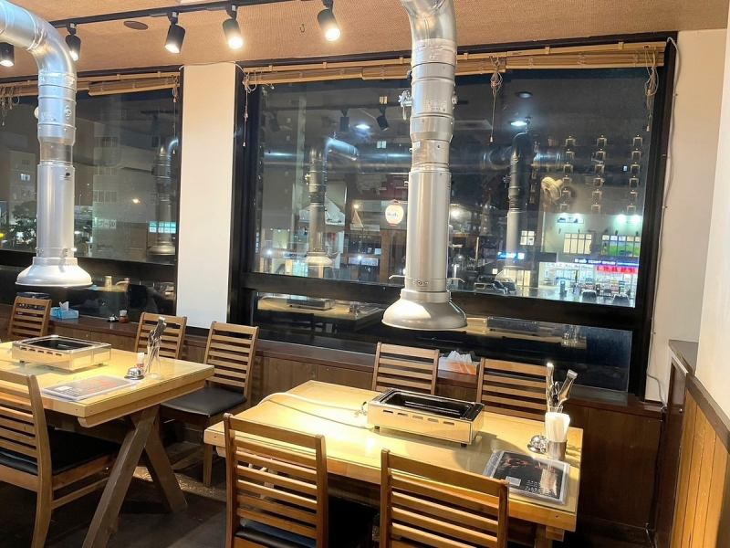 窓側沿いのお席は夜になると夜景も見れ、雰囲気が昼間とは変わります！