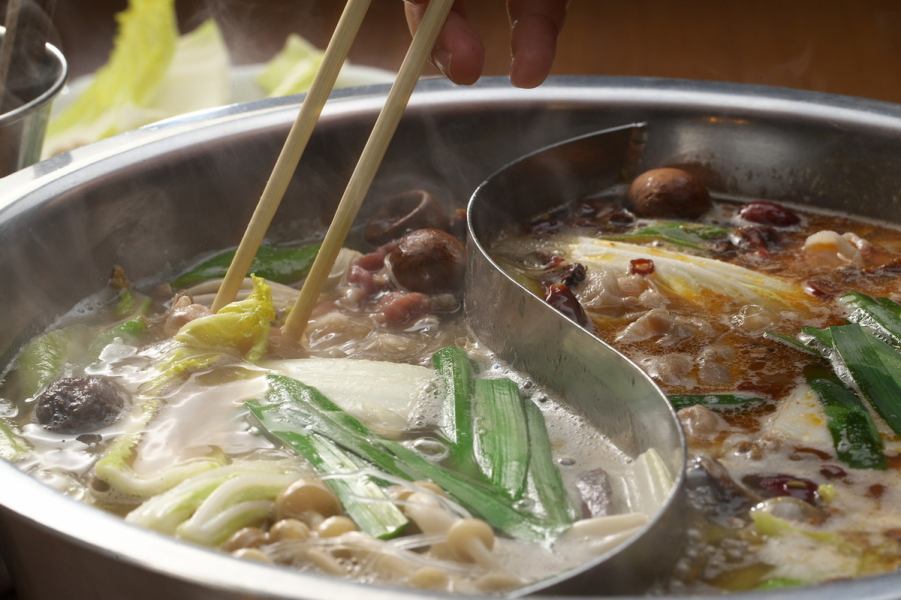 火鍋沒有從雞肉，蔬菜等中提取的特殊湯和用60多種藥碗製成的湯。美味又健康的火鍋。菜單豐富，您可以根據自己的預算和心情進行選擇，為什麼不嘗試一次呢？