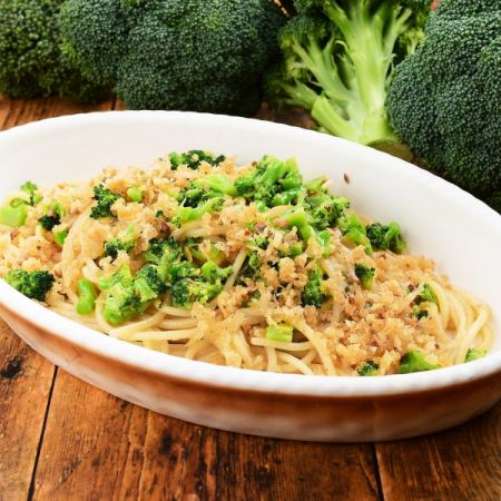 三種海鮮意麵，上面撒上香草麵包屑