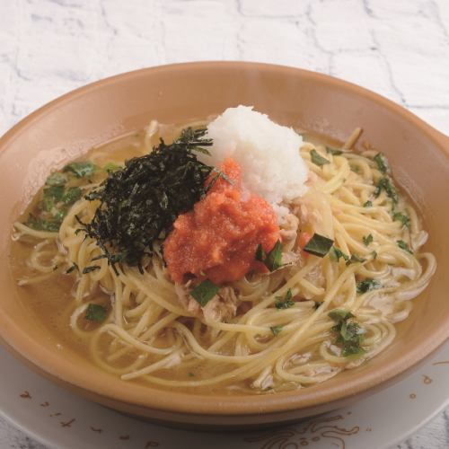 日式義麵配磨碎的白蘿蔔和博多明太子（辣鱈魚子）