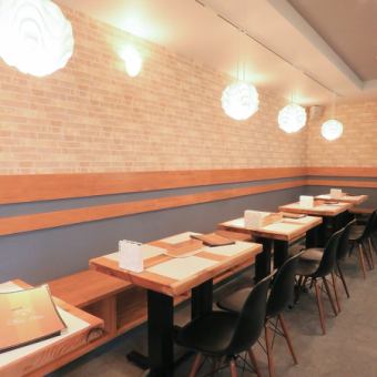 【テーブル2名席×3】【テーブル4名席×3】デートや女子会・グループでのご利用におススメ♪