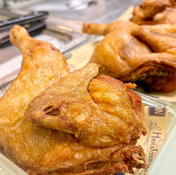 名物は鶏の半身揚げ！外はサクッとした食感で中はジューシー◎