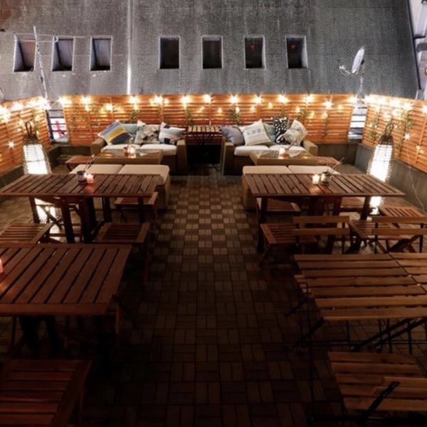 都会の真ん中にあるとは思えないラグジュアリービアテラス。梅雨の雨にも屋根付きビアガーデンで開放感あふれる空間を演出♪女子会にもおすすめな当店は、居心地の良い隠れ家風ビアテラスです!