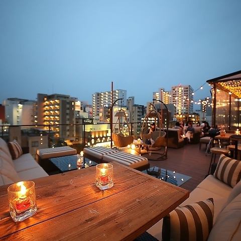 ビアガーデン気分を盛り上げるウッド調のテーブル席は、BBQでも手狭にならないよう十分にゆとりを持った広さのお席。テーブルは自由自在に移動することが出来るため、ご来店人数に合わせたレイアウトをいたします。気持ちの良い屋上テラス席で極上のひと時をお過ごしください♪