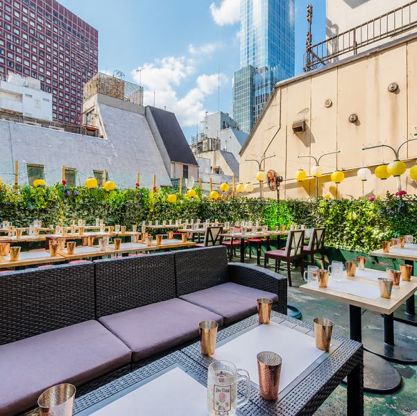ビアガーデン気分を盛り上げるウッド調のテーブル席は、BBQでも手狭にならないよう十分にゆとりを持った広さのお席。テーブルは自由自在に移動することが出来るため、ご来店人数に合わせたレイアウトをいたします。気持ちの良い屋上テラス席で極上のひと時をお過ごしください♪