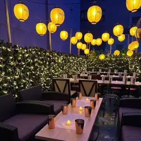 新宿の夜景と開放感を満喫できるテラス席をご用意。心地よい夜風を感じながら、都会の喧騒を忘れてゆったりとお食事やお酒をお楽しみいただけます。昼は爽やかな青空の下で、夜は煌めく夜景に包まれながら特別なひとときを演出。会社宴会や女子会、合コン、誕生日会はもちろん、デートにもおすすめの空間です。