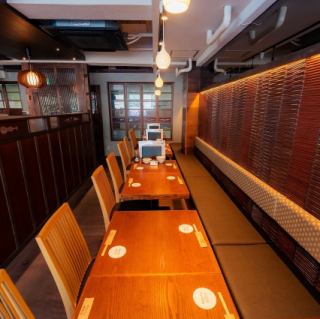 The restaurant's calm, modern atmosphere makes it ideal for a relaxed meal with a small group.You can spend a comfortable time in a space with a simple and sophisticated design.Enjoy a relaxing meal while enjoying conversation with your loved ones.Enjoy exceptional cuisine in a relaxed atmosphere.