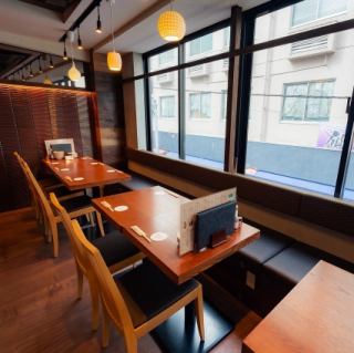 It is also possible to join the tables together for a banquet.The flexible layout can accommodate a variety of occasions, from small groups to gatherings with friends.You can enjoy delicious food and pleasant conversation in a comfortable space.Please feel free to use it to spend a special time.We look forward to your visit.