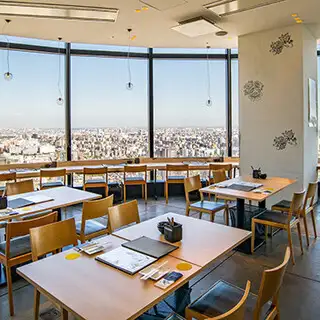 店内は56席、夜景が見える席もあり、大人数の宴会に対応する広々空間は落ち着いた雰囲気で会話も弾みます。接待や会社の集まりなどフォーマルなシーンにも適しています。