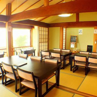 It has become a Japanese-style room in a remote place, a table seat for a Japanese room.