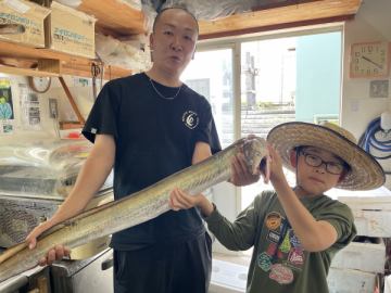 飯岡港内で大型のタチウオ(太刀魚)!